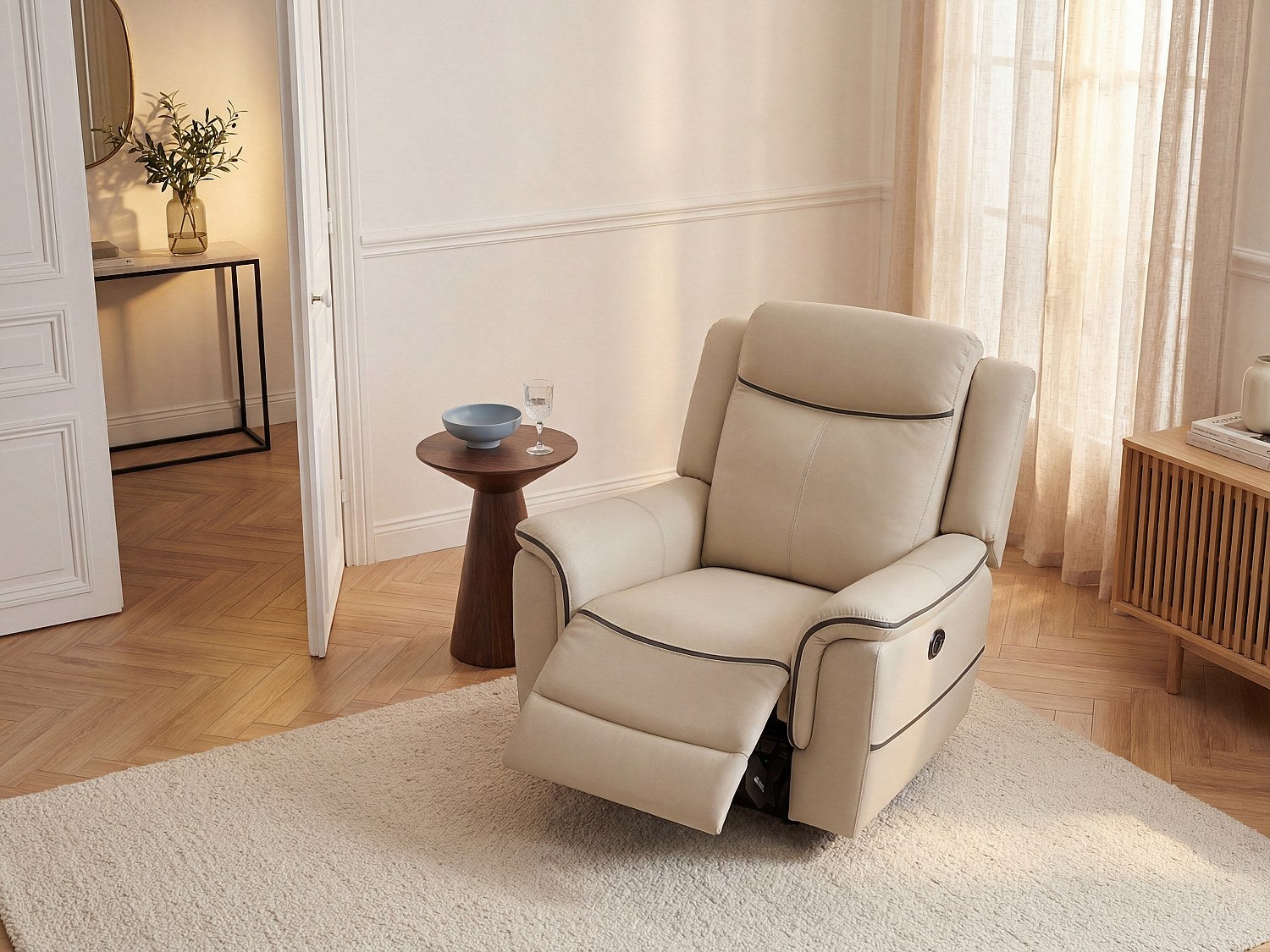 Fotel z elektryczną funkcją relax z beżowej skóry - ADELIO