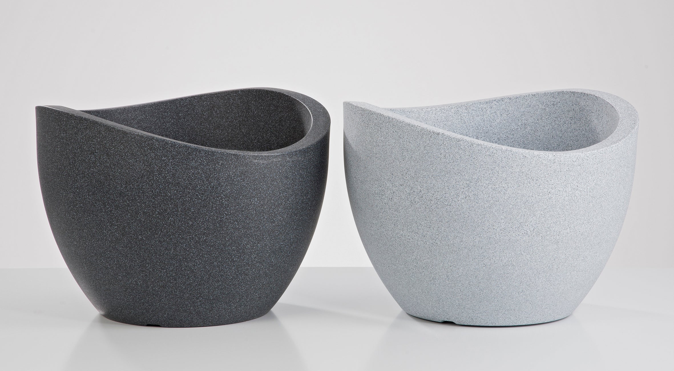 Scheurich Wave Globe 40, pot à fleurs/jardinière, cylindrique, coloris: Granit noir, fabriqué avec du plastique recyclé, pour l’extérieur - 4