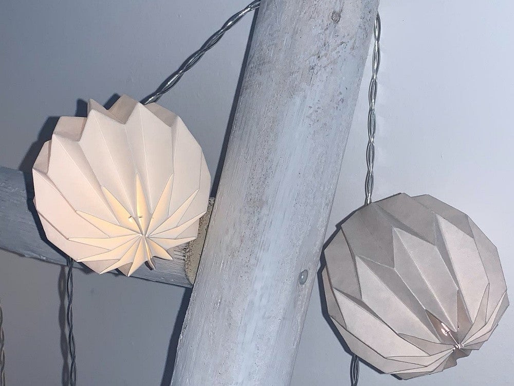 Guirlande lumineuse décorative 10 lanternes origami blanc et gris clair. - 4