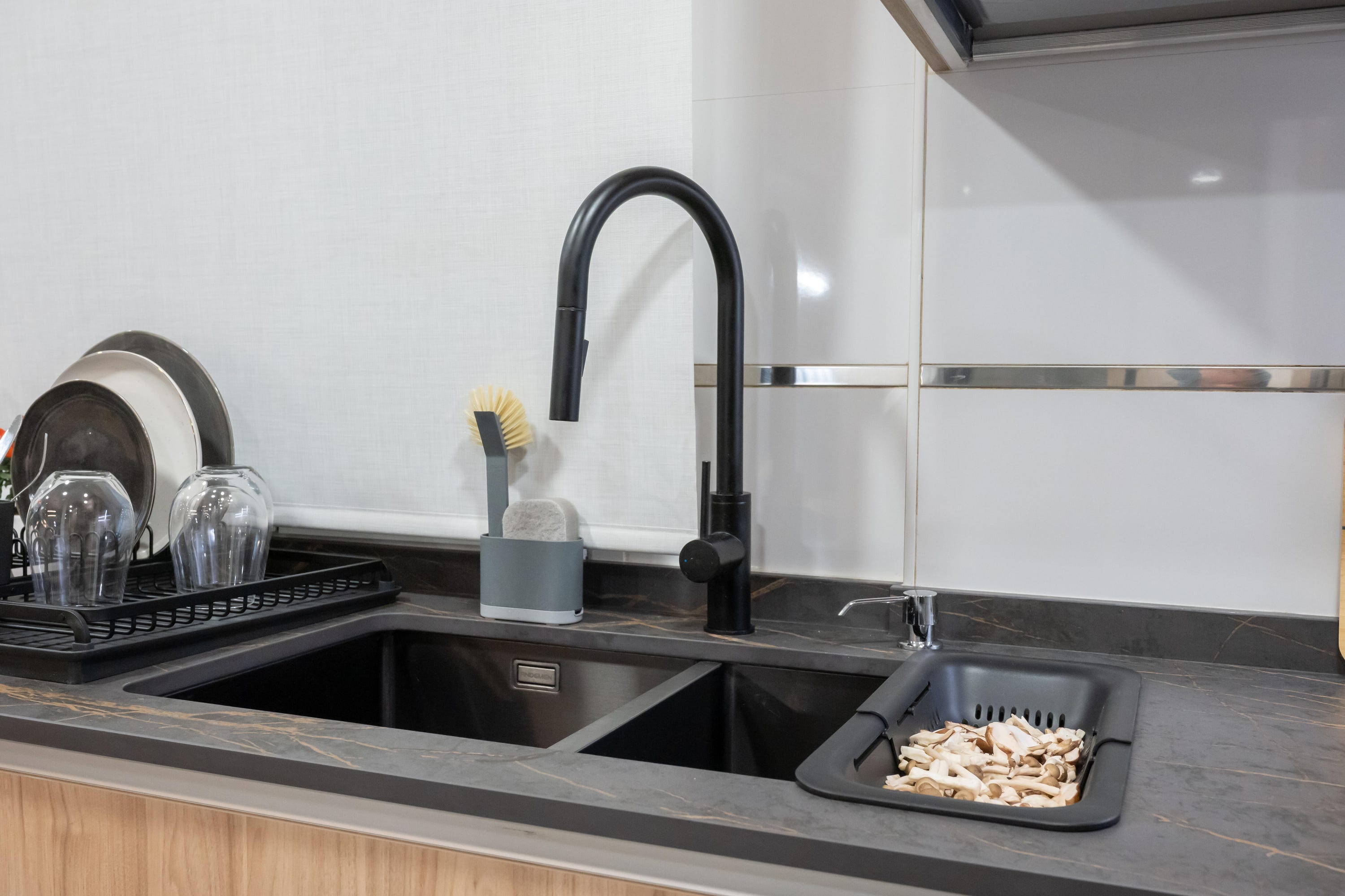 Bateria kuchenna z wyciąganą wylewką czarna ESSEBAGNO Foga - 2