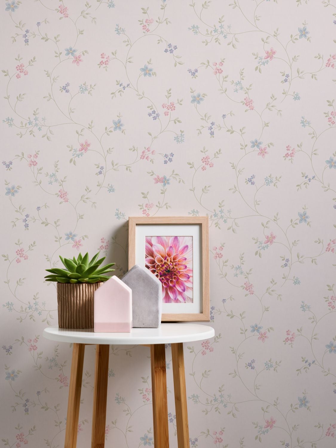 Tapeta kwiatowy wzór beżowym,różowymIniebieskim - 53 cm x 10.05 m - LIVINGWALLS