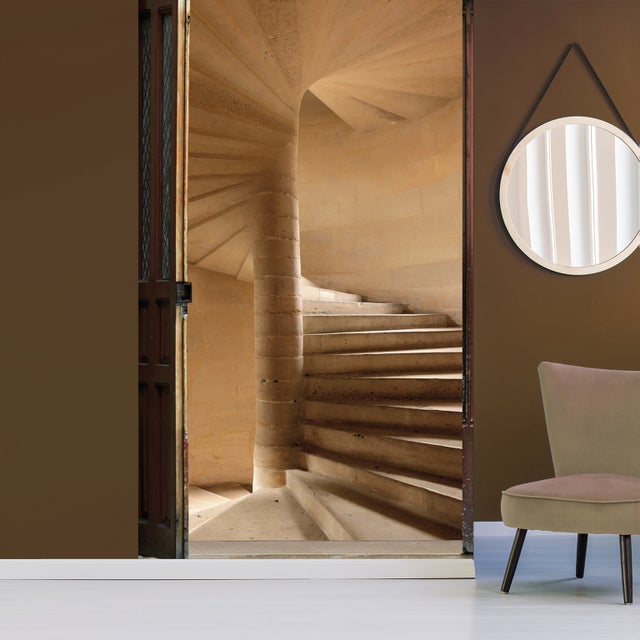 Papier peint panoramique intissé, papier intissé, porte en bois ouverte sur un escalier en pierre, style forteresse , 250 cm X 150 cm