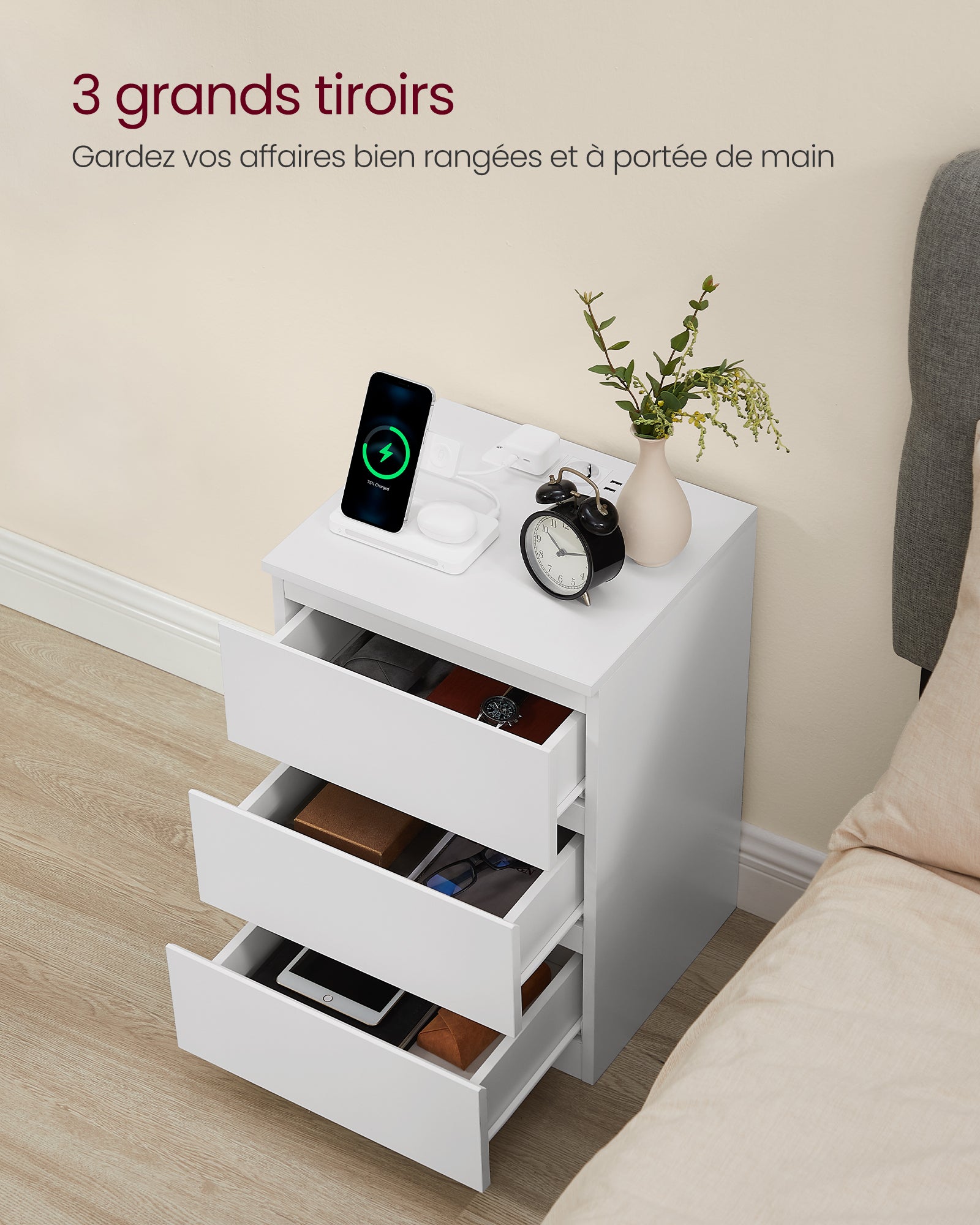 Table de Chevet avec Multiprise, Table d’Appoint avec 3 Tiroirs, 2 Prises CA, 2 Ports USB, Blanc Nuage - 4