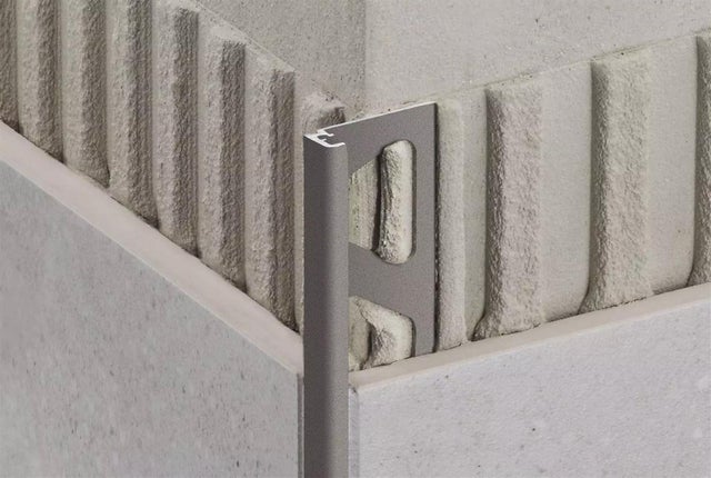 Profilé décoratif à finition structurée JOLLY-TS 110 - Coloris: gris pierre - hauteur: 11mm - longueur 2,5ML