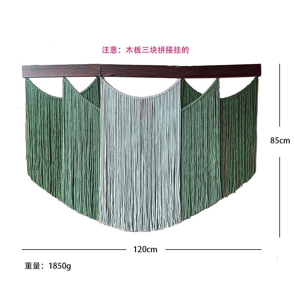 Des pompons en corde de coton sont accrochés au mur du salon Vert - 5