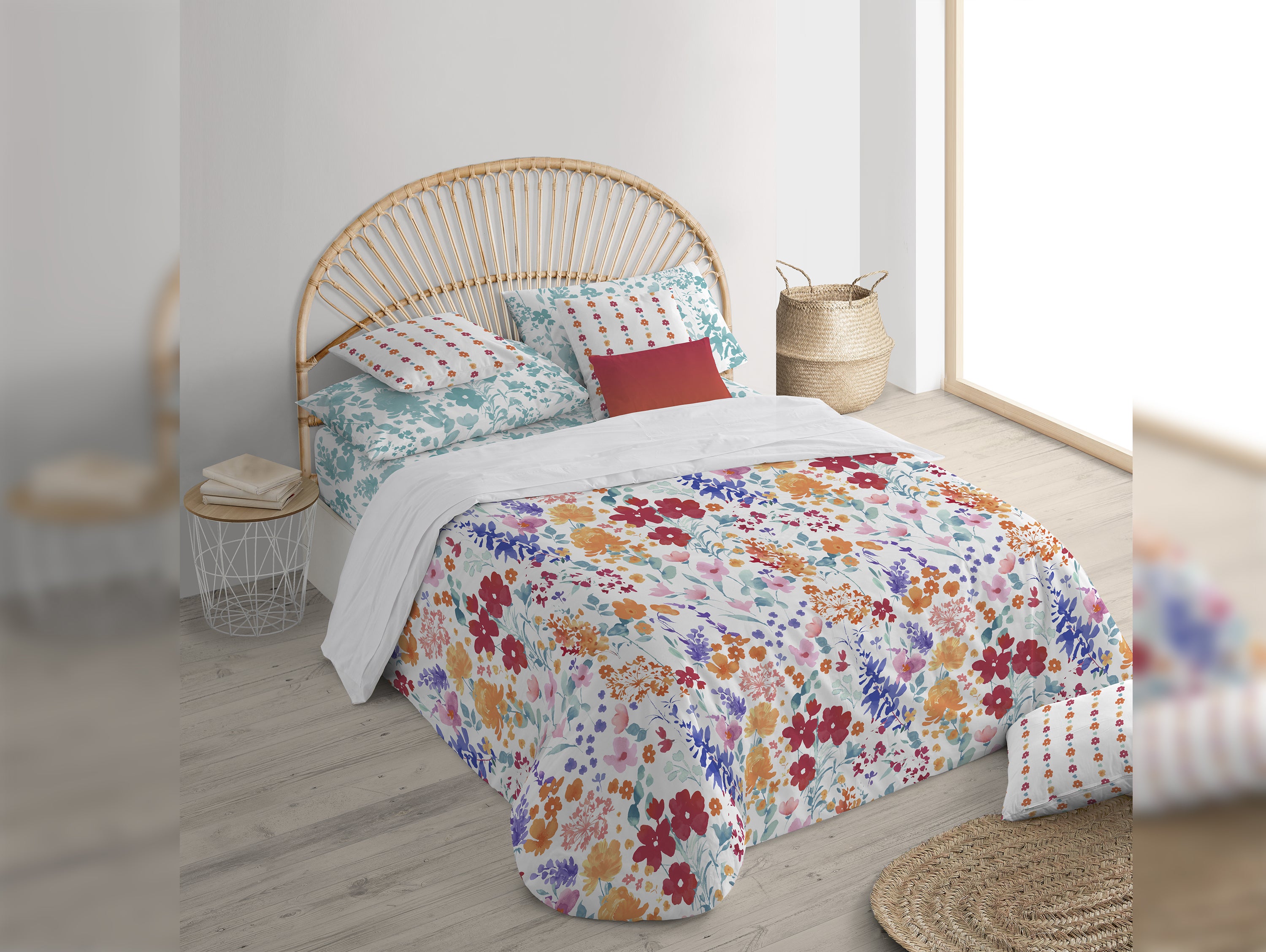 Housse de coussin en velours de coton motif floral brodé rose et jaune