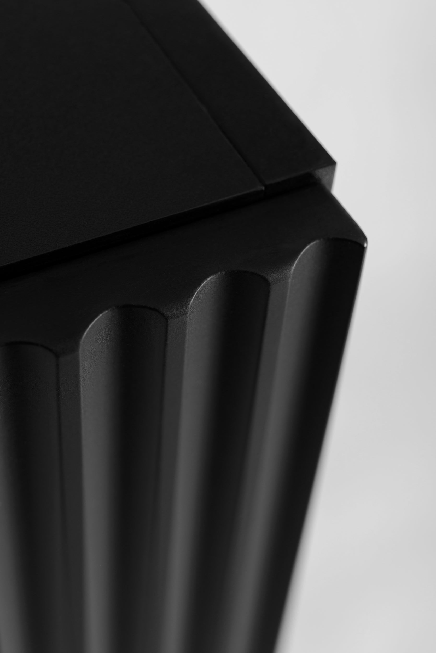 Colonne de salle de bain suspendue noire 136 cm façades rainurées MDF deux portes Rodan - 7