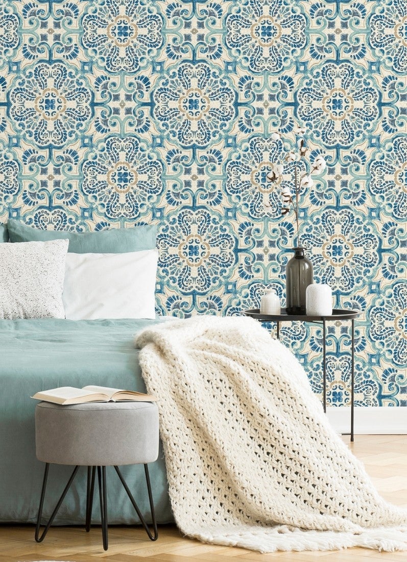 Papel pintado vinílico ecológico con diseño de rosetones efecto azulejo tonos azules estil - nazar 679626 de gaulan - rollo de 10 m x 0,52 m