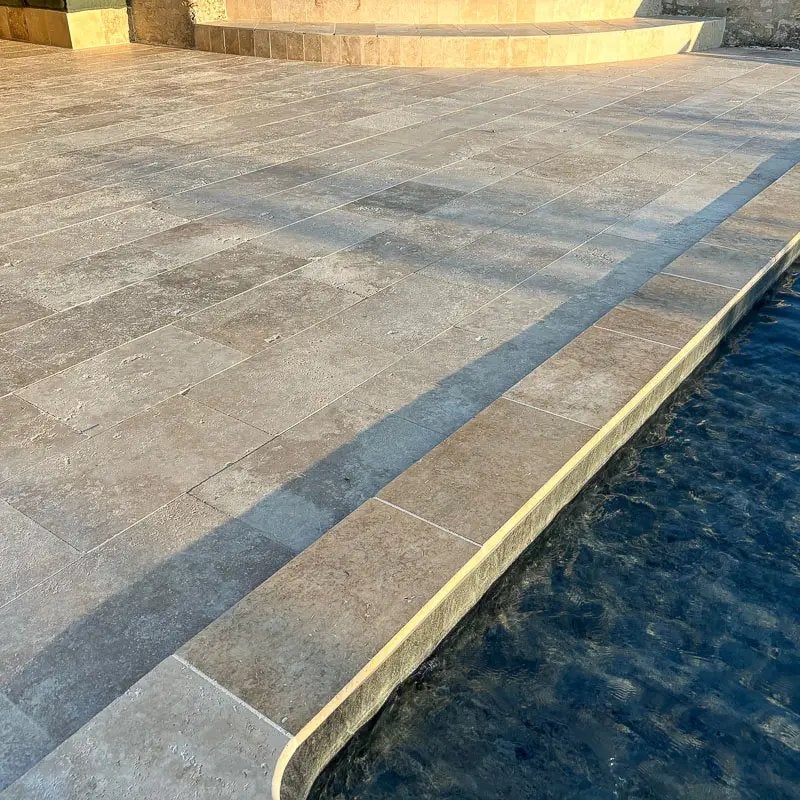 margelle-en-travertin-mix-61-cm-x-33-cm-3-cm-arrondi-vendu-la