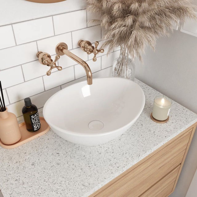 Une Vasque Ovale Blanche En Céramique 34 Cm