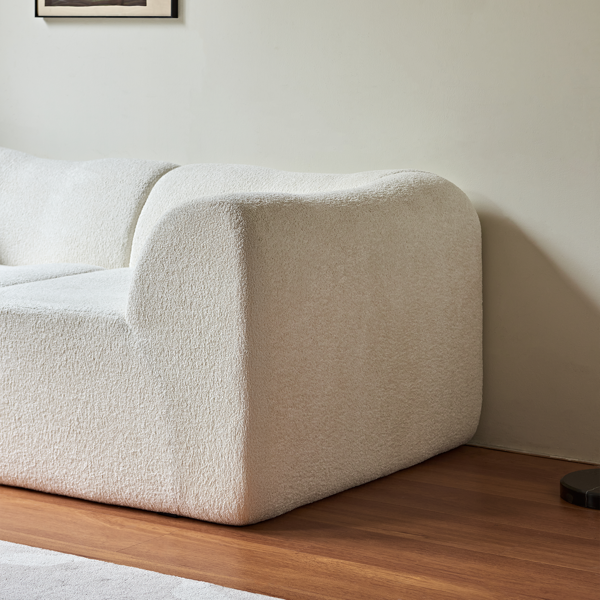 Canapé 2 places en velours beige avec coussins, design compact pour salon, bureau ou petit appartement - 9