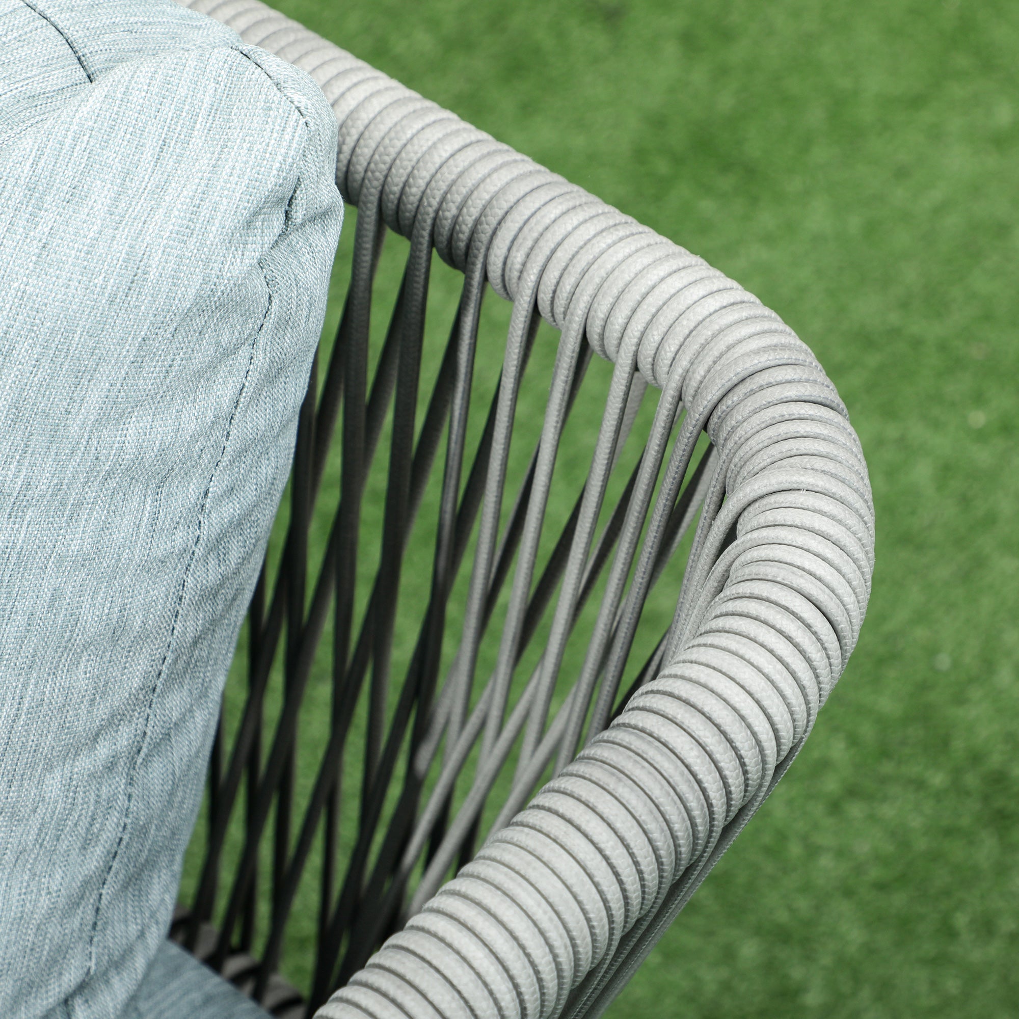 Un ensemble de mobilier de jardin en rotin quatre pièces, comprenant des chaises rembourrées, deux causeuses, un canapé d'angle et une table basse ; u - 8