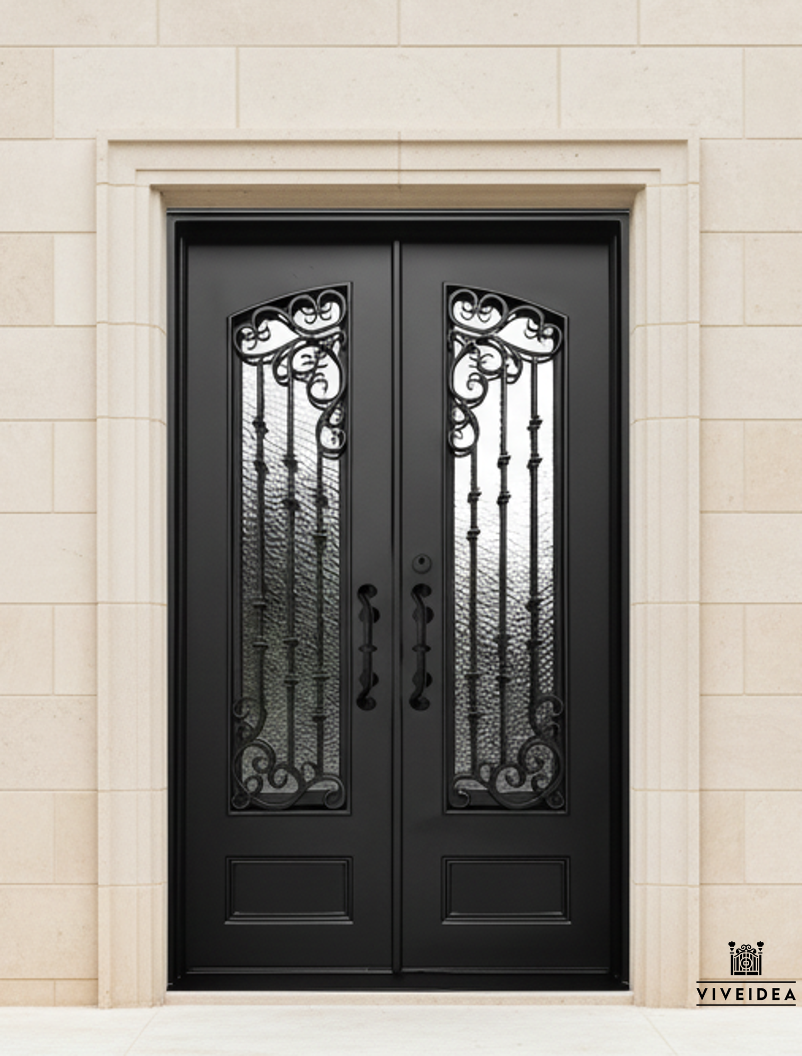 Puerta doble artesanal de forja, en hierro forjado negro con cristal de seguridad y detalles decorativos únicos, viveidea mod. sire