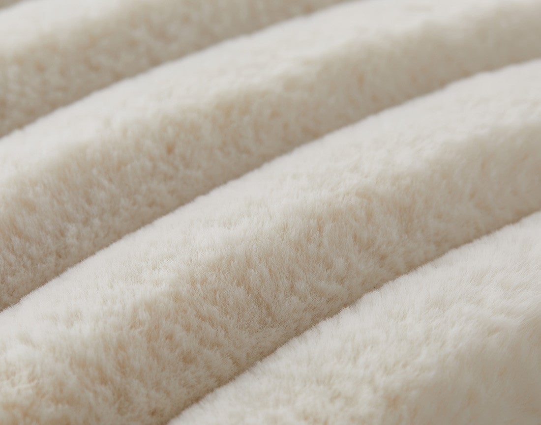 Coussin en fausse fourrure côtelée beige 40 x 40 cm - SIERRA - Best Mobilier - 3