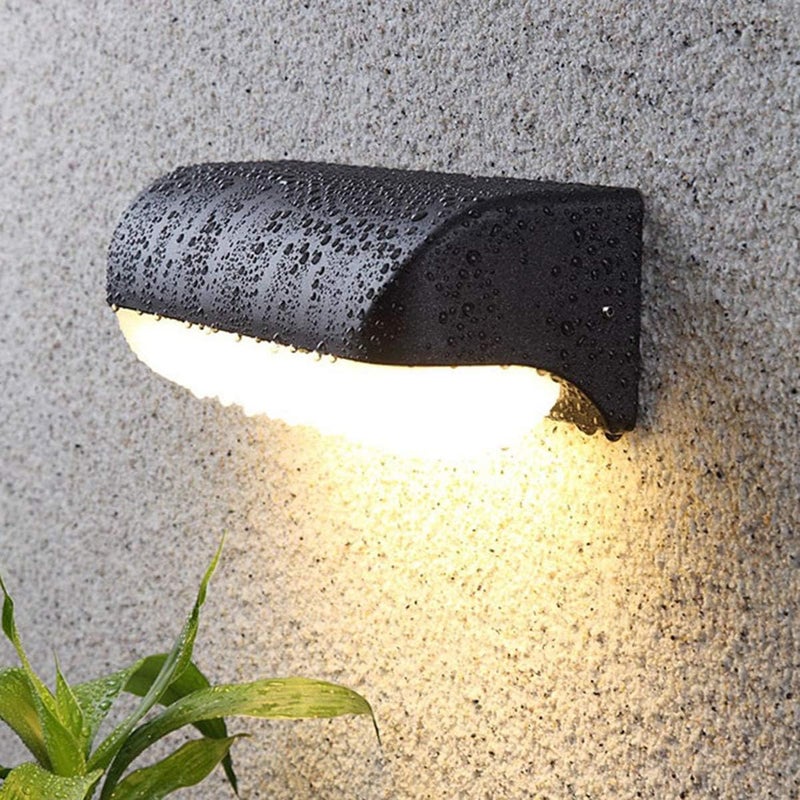 Zewnętrzna lampa ścienna LED o mocy 12 W, nowoczesna i wodoodporna, wykonana z aluminium i akrylu, ciepła biel 3000 K, wymiary: 26 x 10 x 8 cm.