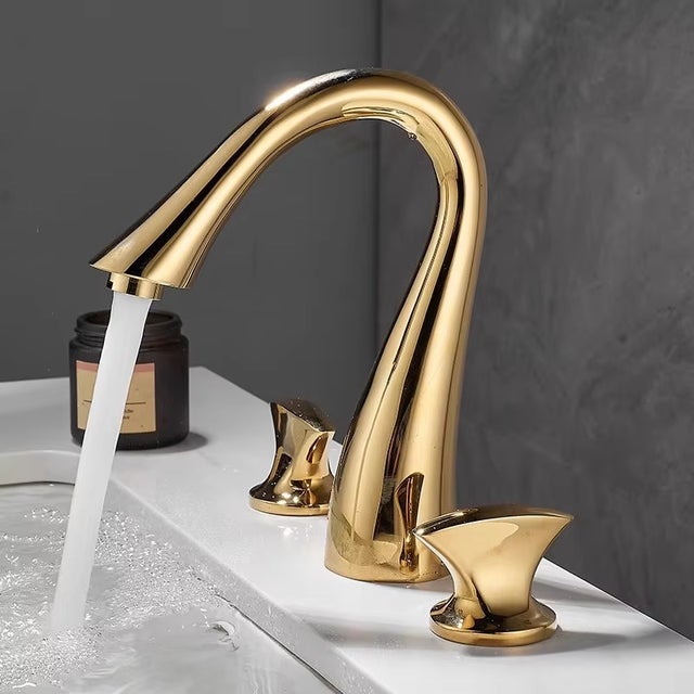Torneira de latão para lavatório, modelo cascata com três furos para água quente e fria. Cor dourada.