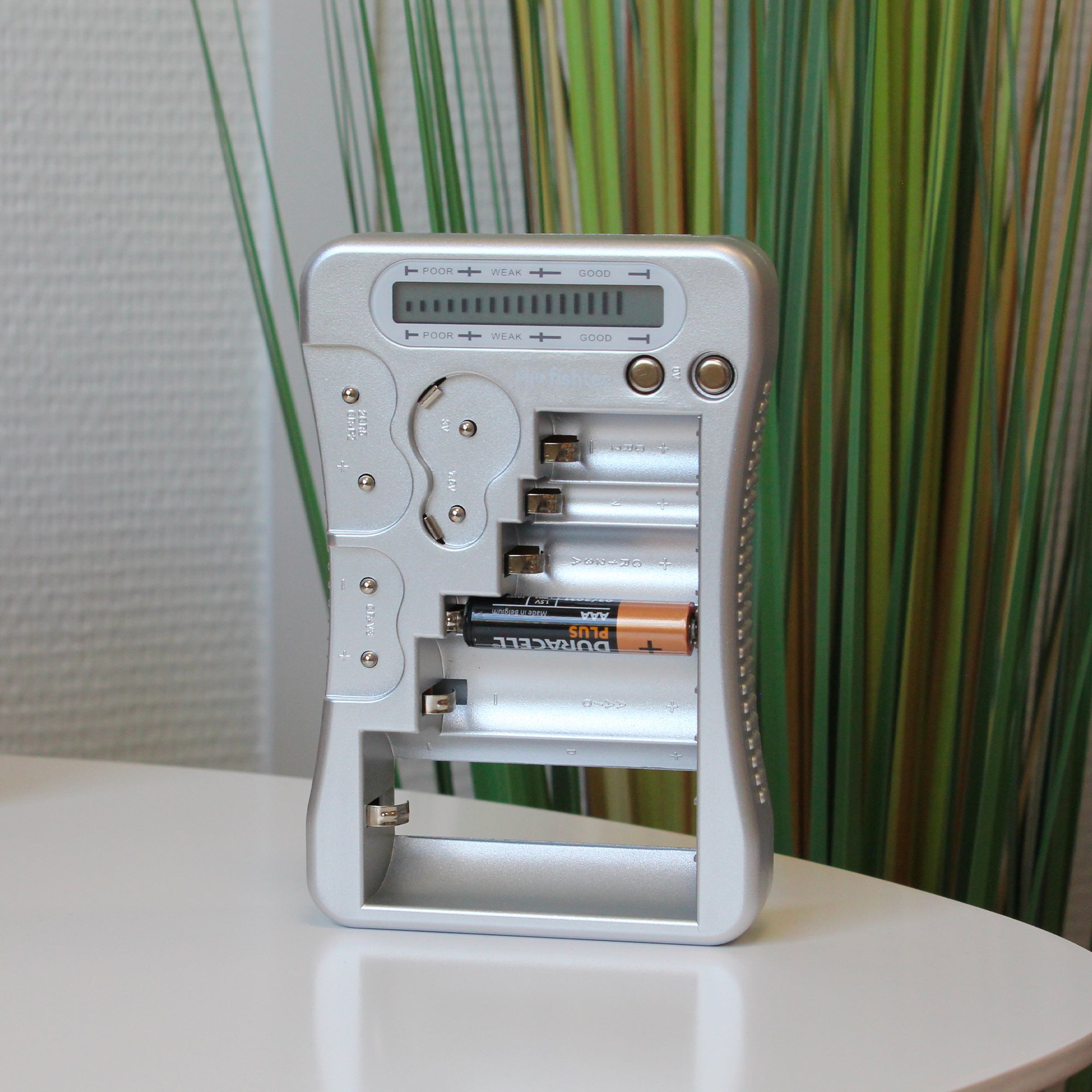 FISHTEC Tester di pile Universale, Visualizzazione digitale della tensione, Pile AA/LR6, AAA/LR3, C/LR14, D/LR20, 9V, Pile Bottone ALCALINE, Grigio - 5