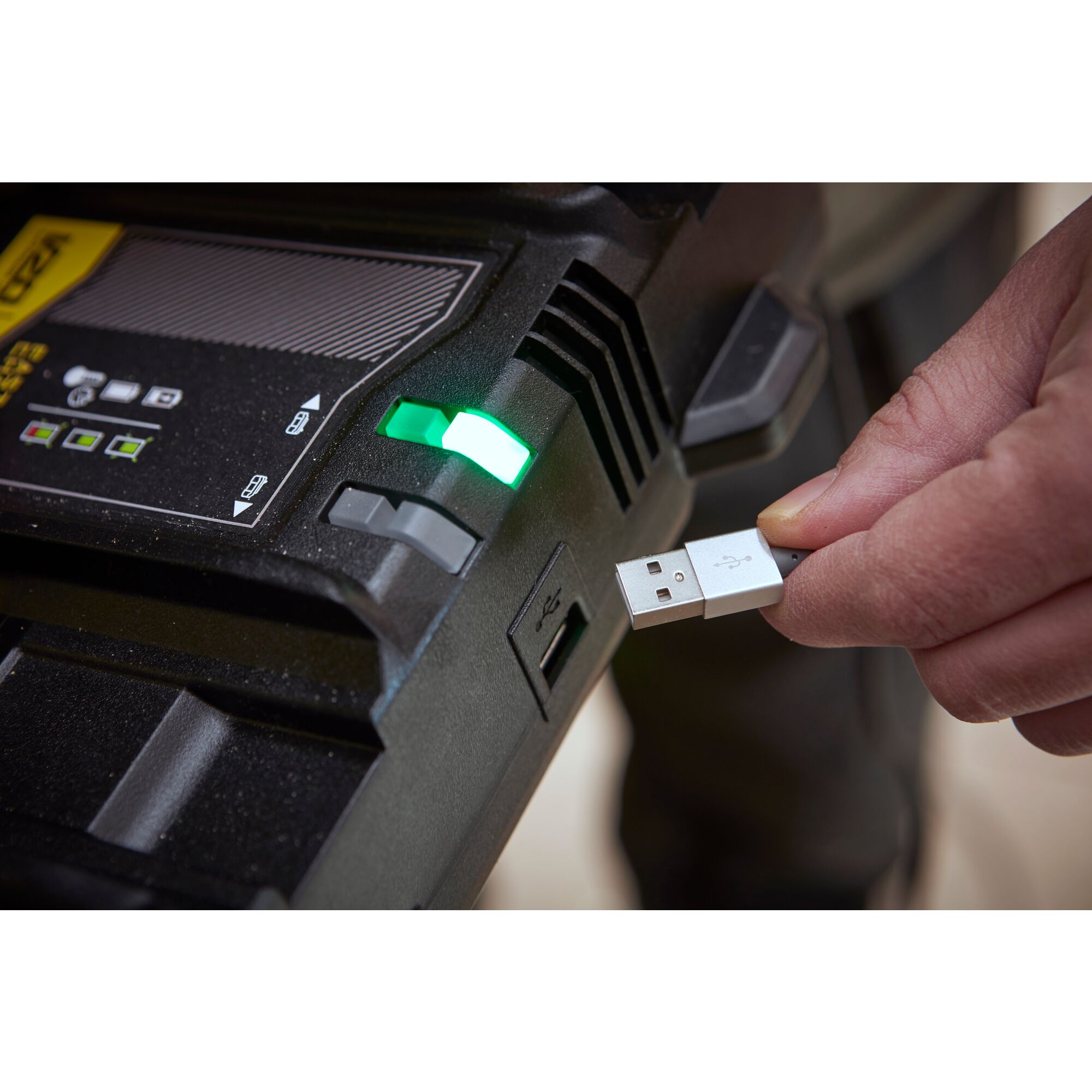 Double Chargeur STANLEY FATMAX SFMCB24-QW Li-Ion Compatible avec Toutes les Batteries 18 V 4 Ah de la Nouvelle Génération V20 - 3