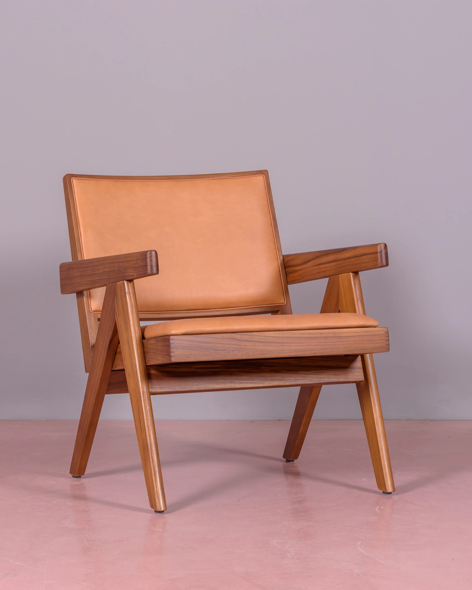 Sillón vintage con reposabrazos en madera de teca y piel italiana - compass - nest dream - cognac