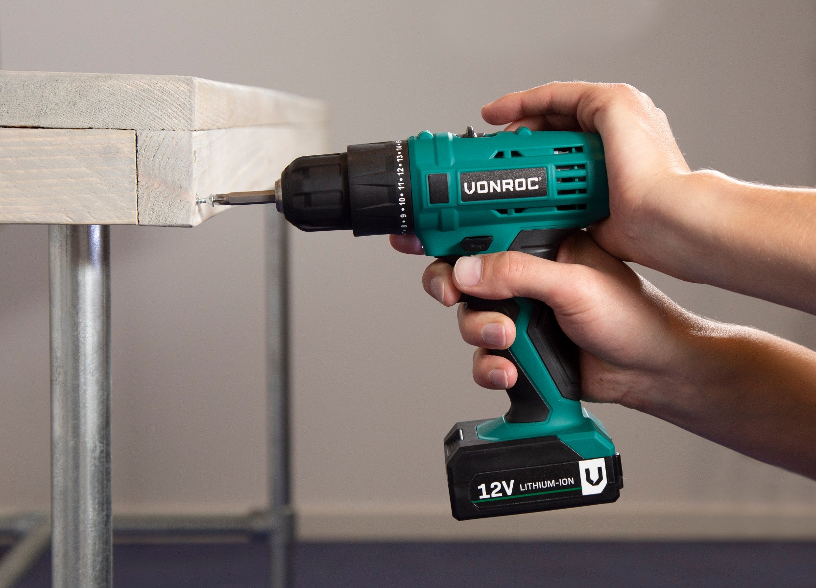 Perceuse-visseuse sans fil VONROC 12V. 1 batterie 1.3Ah, chargeur rapide et 2 embouts de vissage inclus - 2