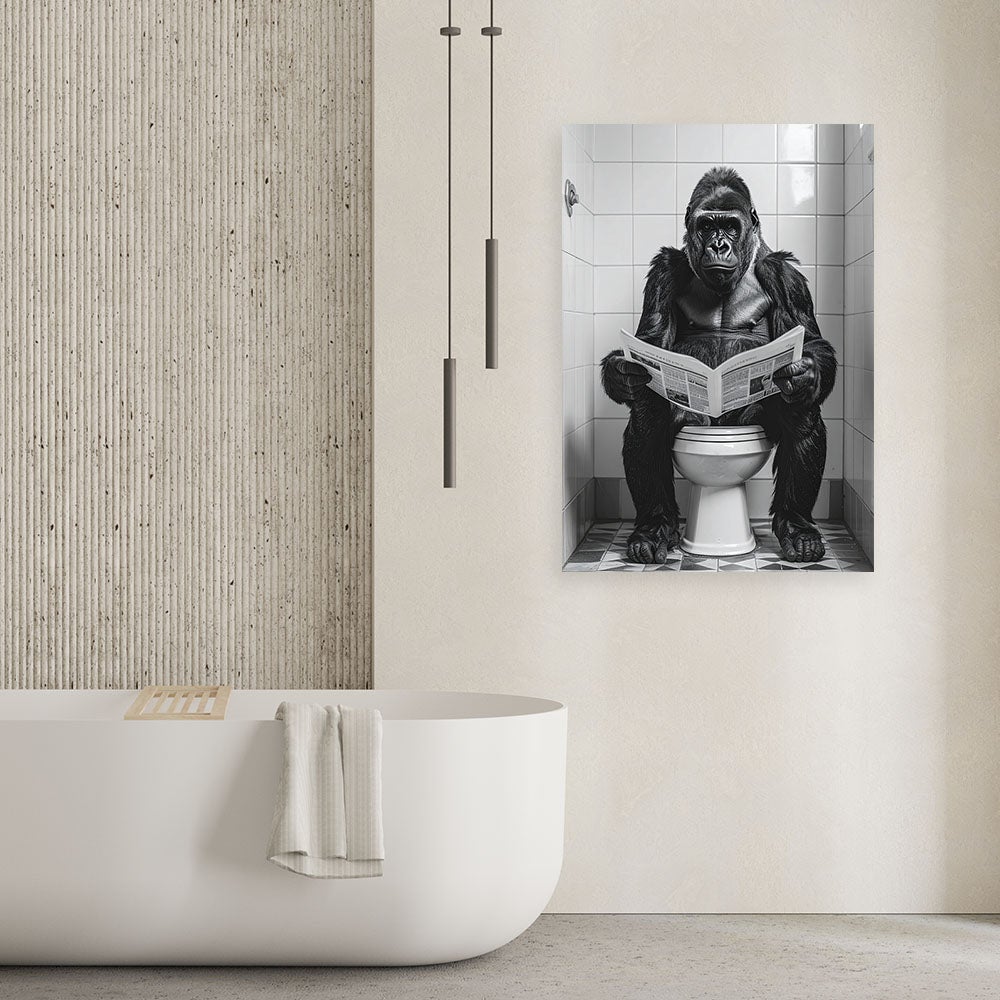 Obraz do łazienki wc, Śmieszna małpa w toalecie gorilla czytająca gazetę czarno biały 70x100 - 2