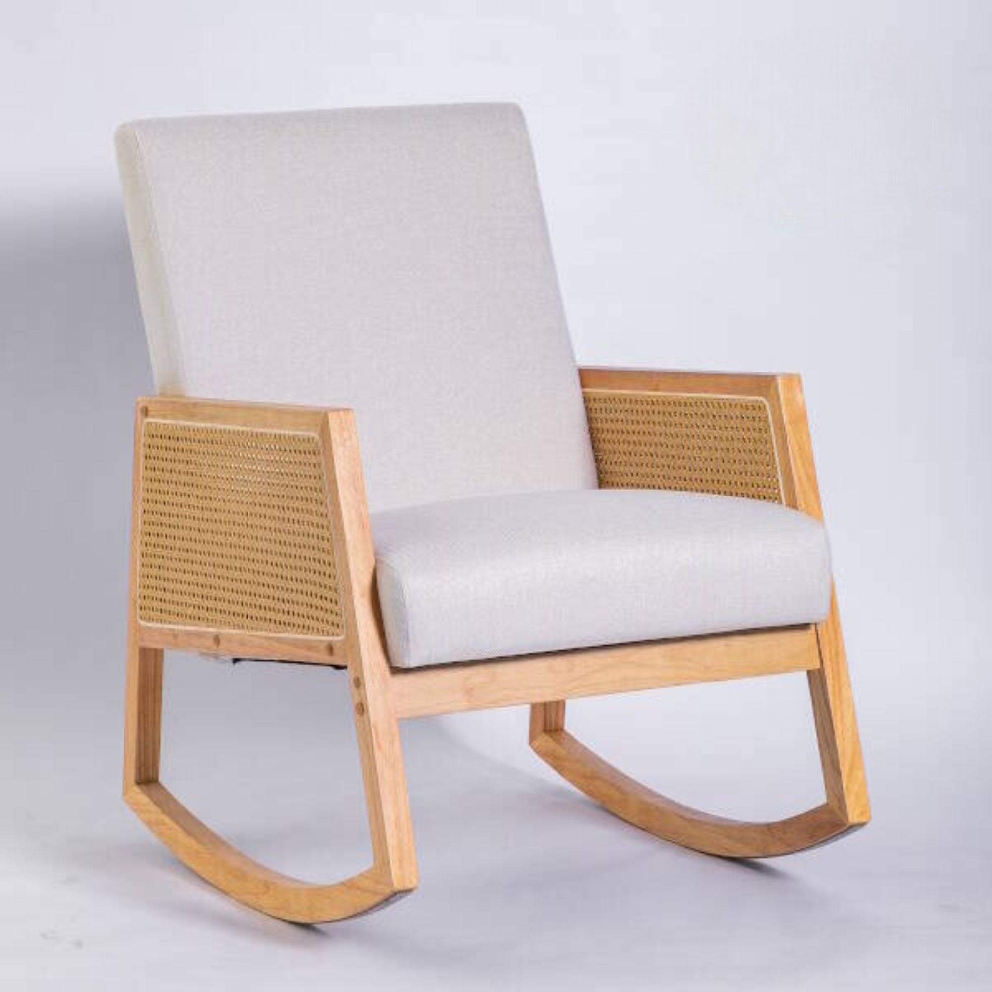 Poltrona de baloiço em madeira maciça e rattan – 65 x 82 x 98 cm, estilo natural nórdico, tecido bege
