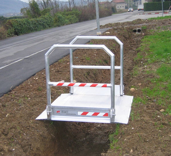 Rampe d'accès pour piétons - Longueur de 1m66 pour un fossé de 1.00m - Capacité de charge max 400kg/m² - Vendue à l'unité - MPP16/10U - 3