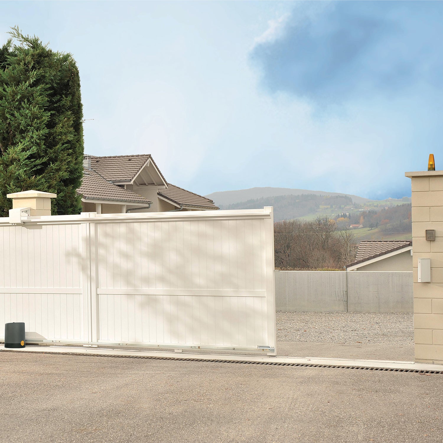 Somfy - Motorisation de portail coulissant Freevia Essential RTS - Livrée avec 2 télécommandes Keypop, feu clignotant, 4m de crémaillère et batterie - 2