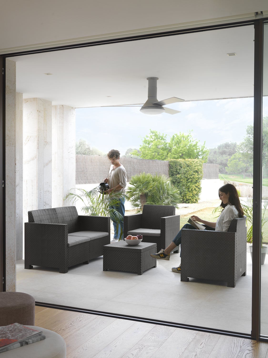 Salon de jardin extérieur 4 places en résine tressée anthracite (1 table basse + 2 fauteuils + 1 canapé 2 places) - 4