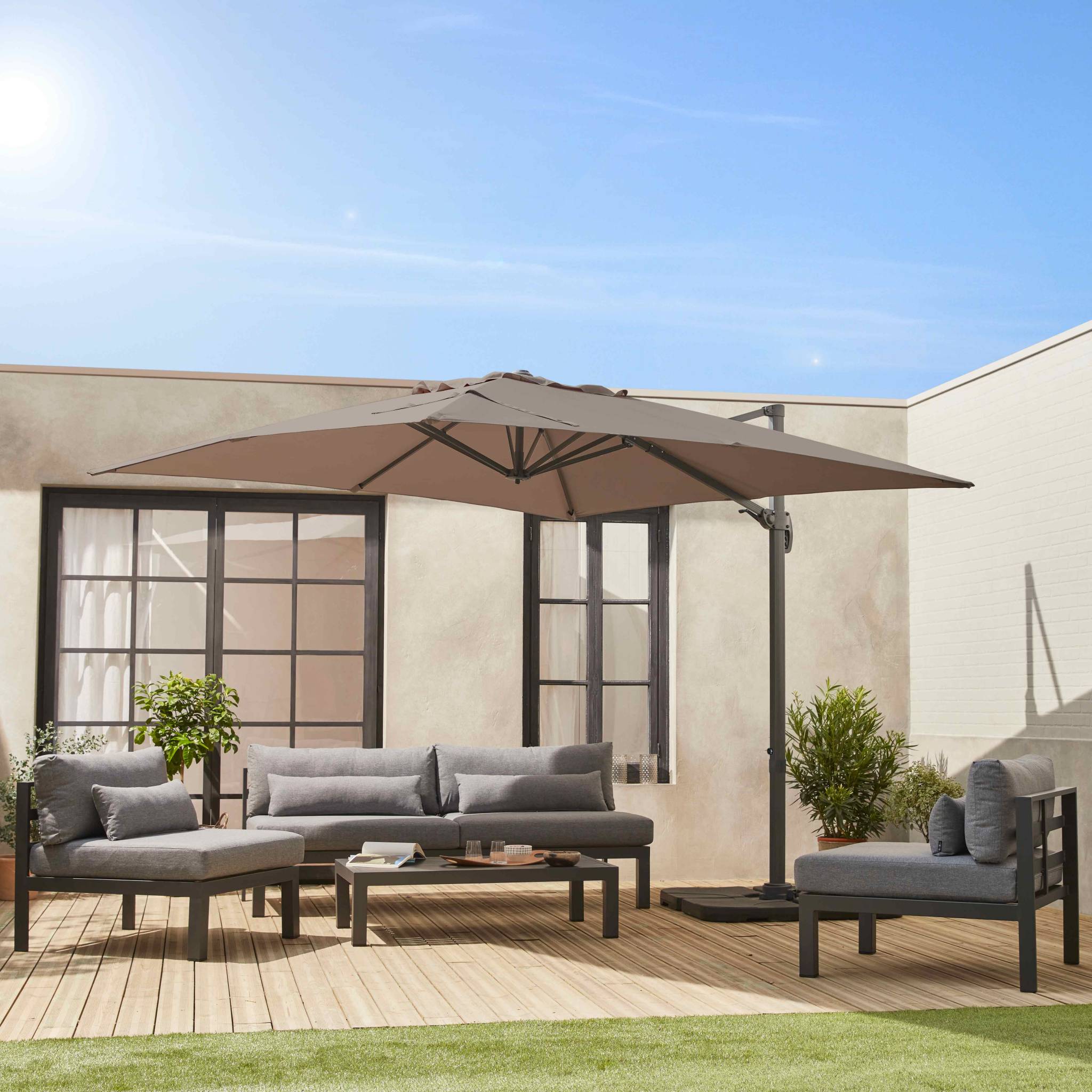 Parasol déporté carré 3x3m haut de gamme - Falgos - Taupe - Parasol excentré inclinable. rabattable et rotatif à 360°. - 2