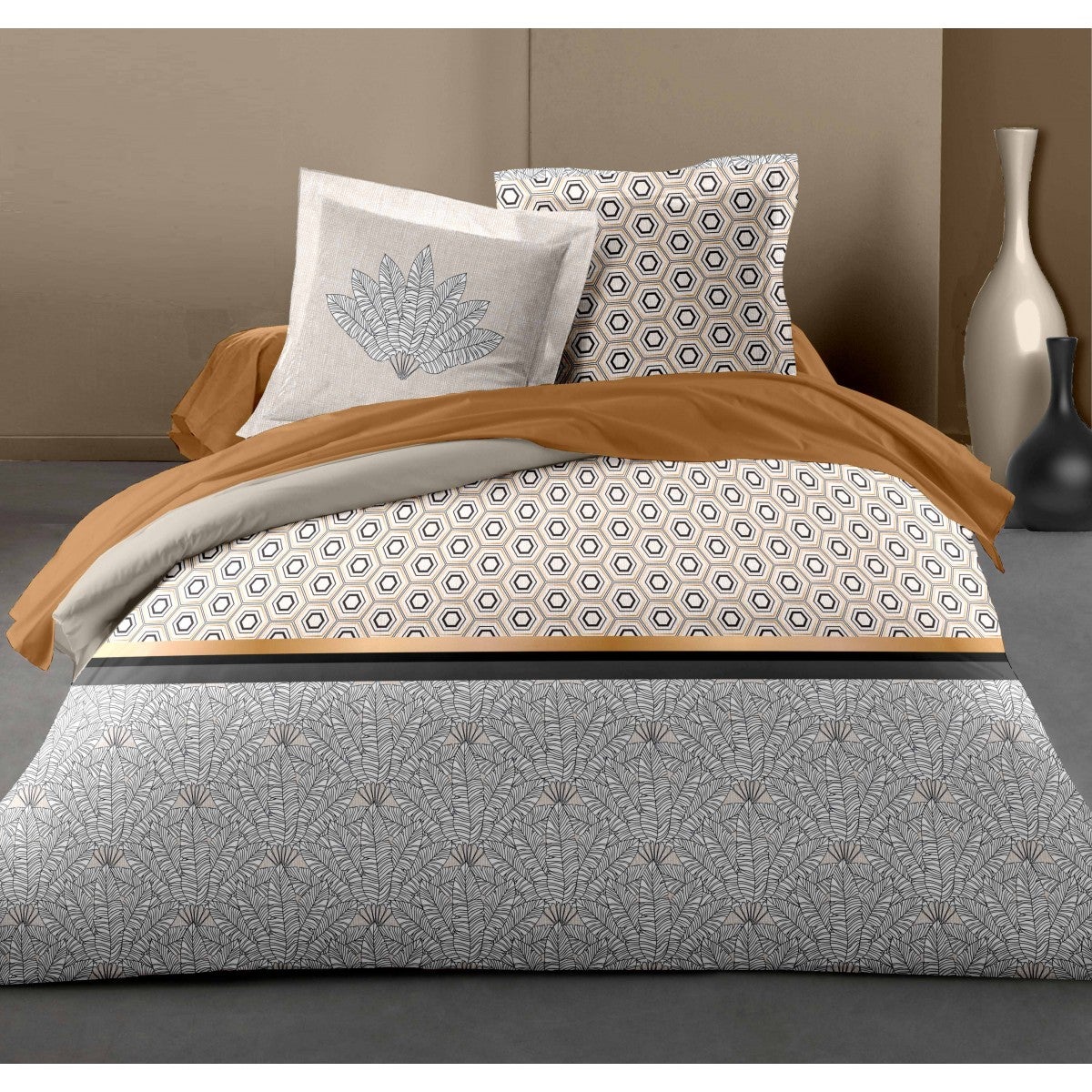 HOME LINGE PASSION Parure de couette Louxor - 1 housse de couette 240 x 260 cm + 2 taies 65 x 65 cm - Ocre et blanc - 3