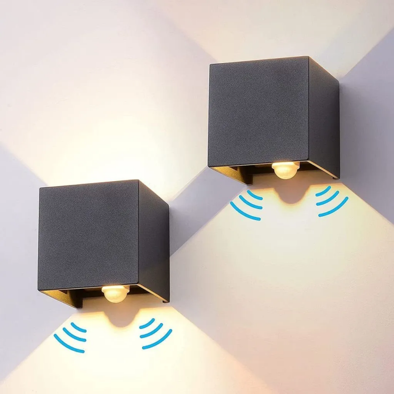 Zestaw 2 czarnych kinkietów z czujnikiem ruchu, 10*10*10 cm, ciepłe białe światło, 6 W