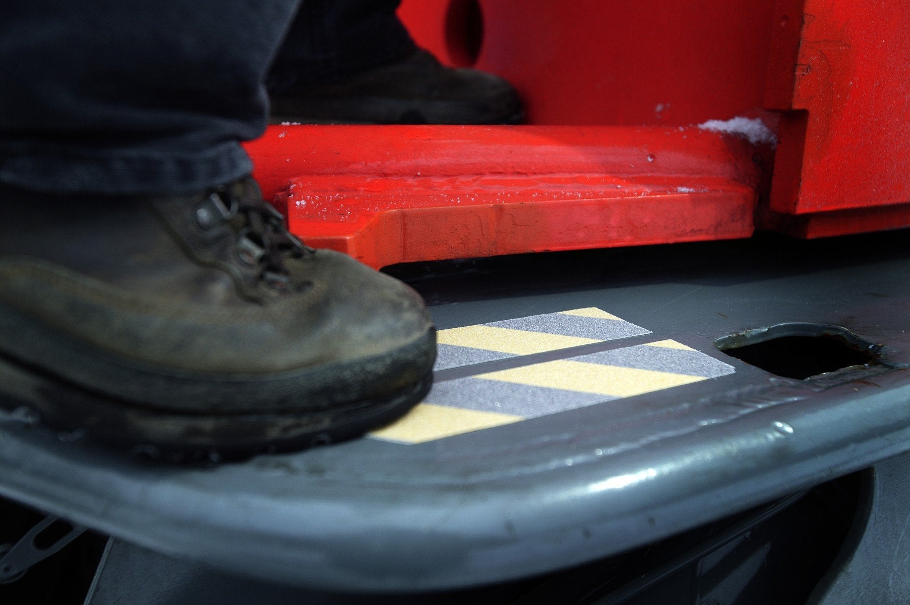 Tesa Ruban adhésif Anti dérapant 15m x 50mm, noir/jaune (Par 3) - 8