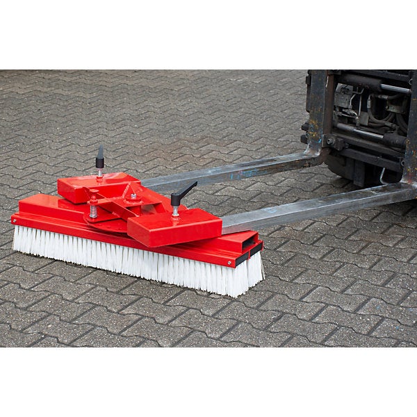 Accessorio per spazzatrice stradale montato su carrello elevatore per carrello elevatore