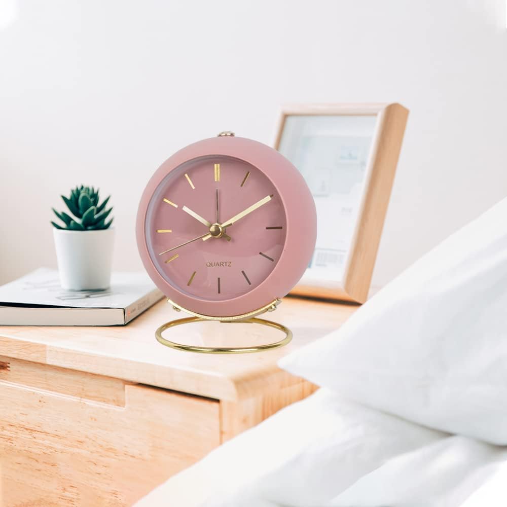 Réveil analogique rose avec lumière, compact, silencieux et au style rétro, idéal pour les étudiants. Ses aiguilles lumineuses se posent sur un burea - 2