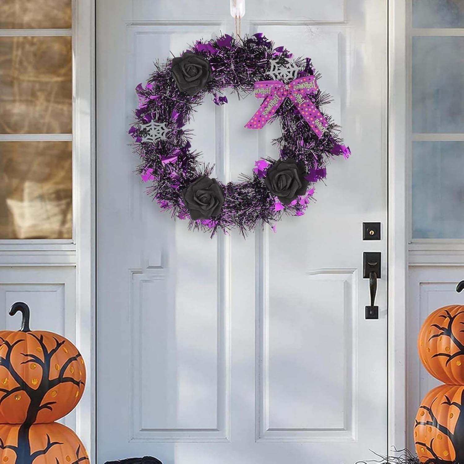 Czarny wieniec różany na Halloween z diodą LED, dekoracyjną czaszką i krzyżem, idealny na drzwi zewnętrzne lub ścianę, mroczny i świąteczny styl