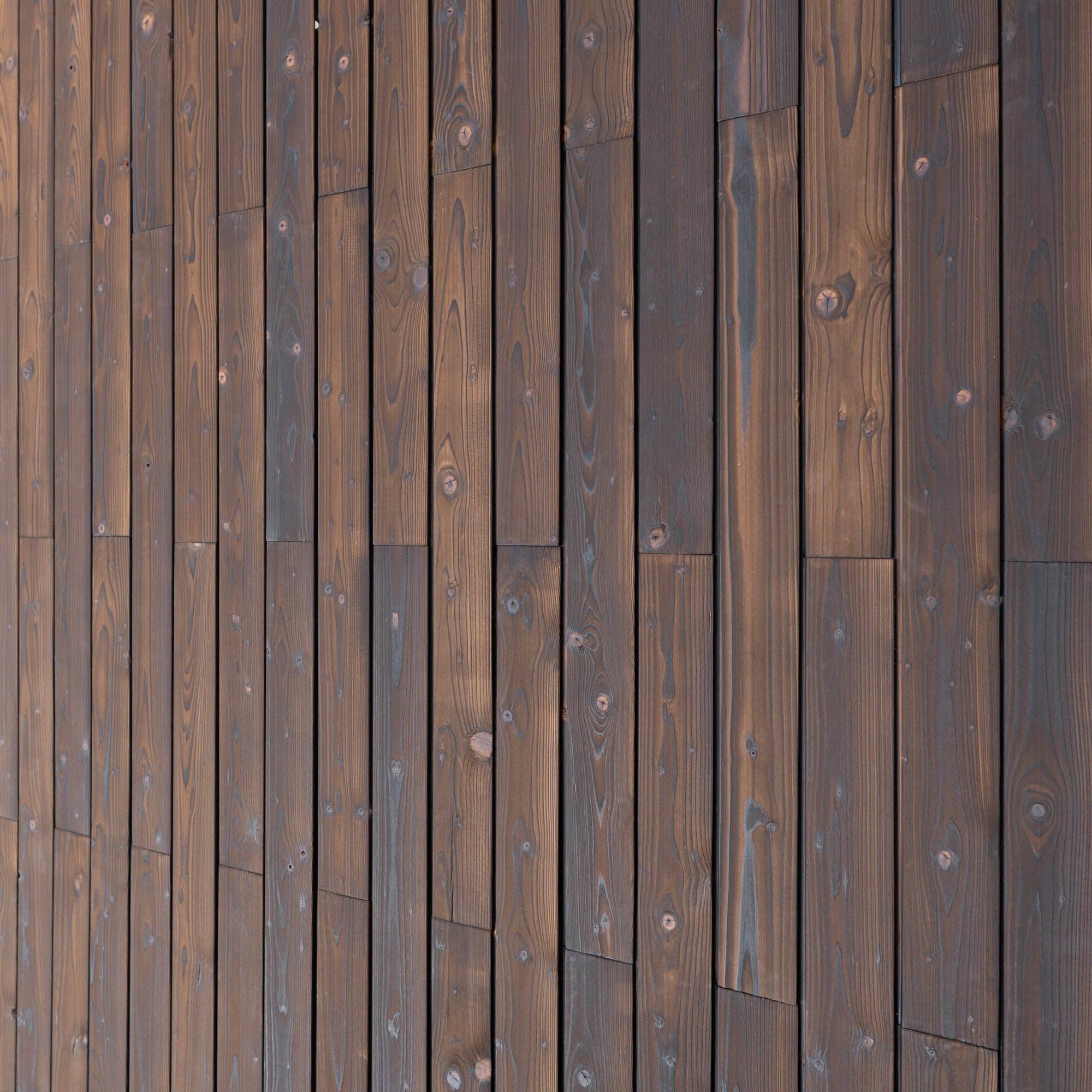 Painel de parede em madeira maciça, acabamento ripado carbonizado - encaixe macho-fêmea - 18x120x1191 mm - Interior/Exterior - 1m²/7 painéis - 3