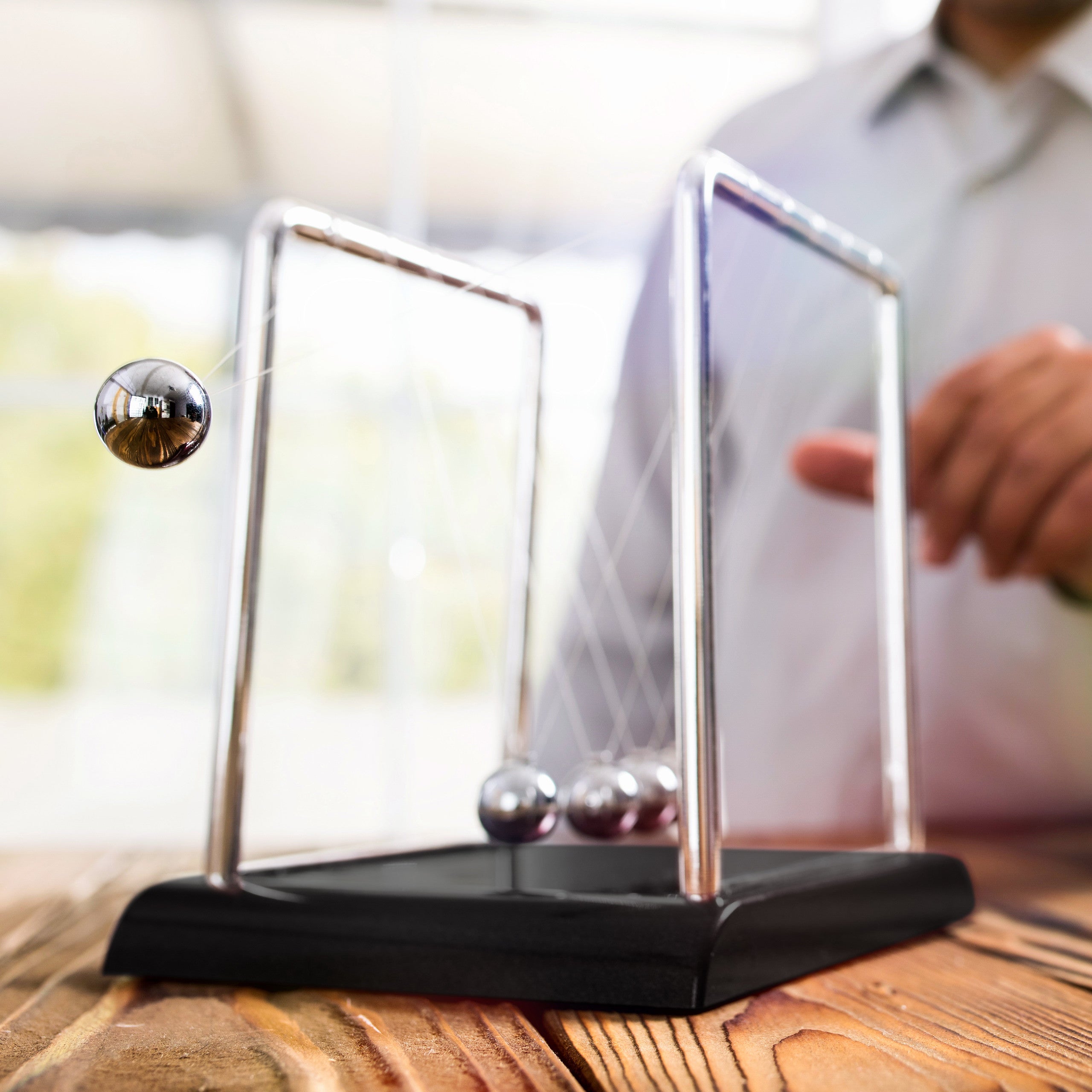 Pendule Newton, décoration bureau de travail, physique, science & art, 5 boules, métal, balancier, argenté, Relaxdays - 2