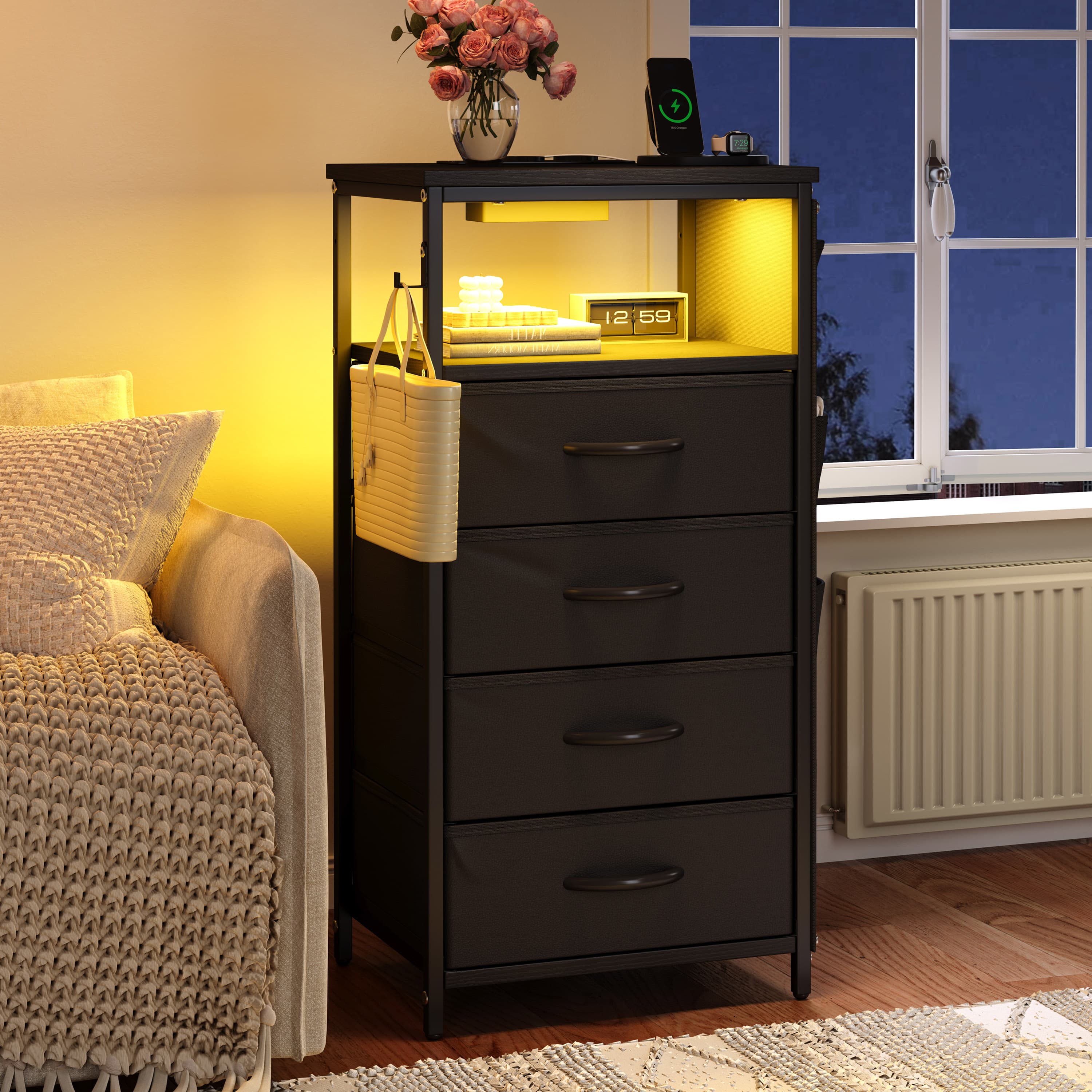 Comodino Alto Con 4 Cassetti In Tessuto E Luci LED - Stazione Di Ricarica USB E Prese, Armadietto Da Camera, Ingresso O Corridoio (bianco)