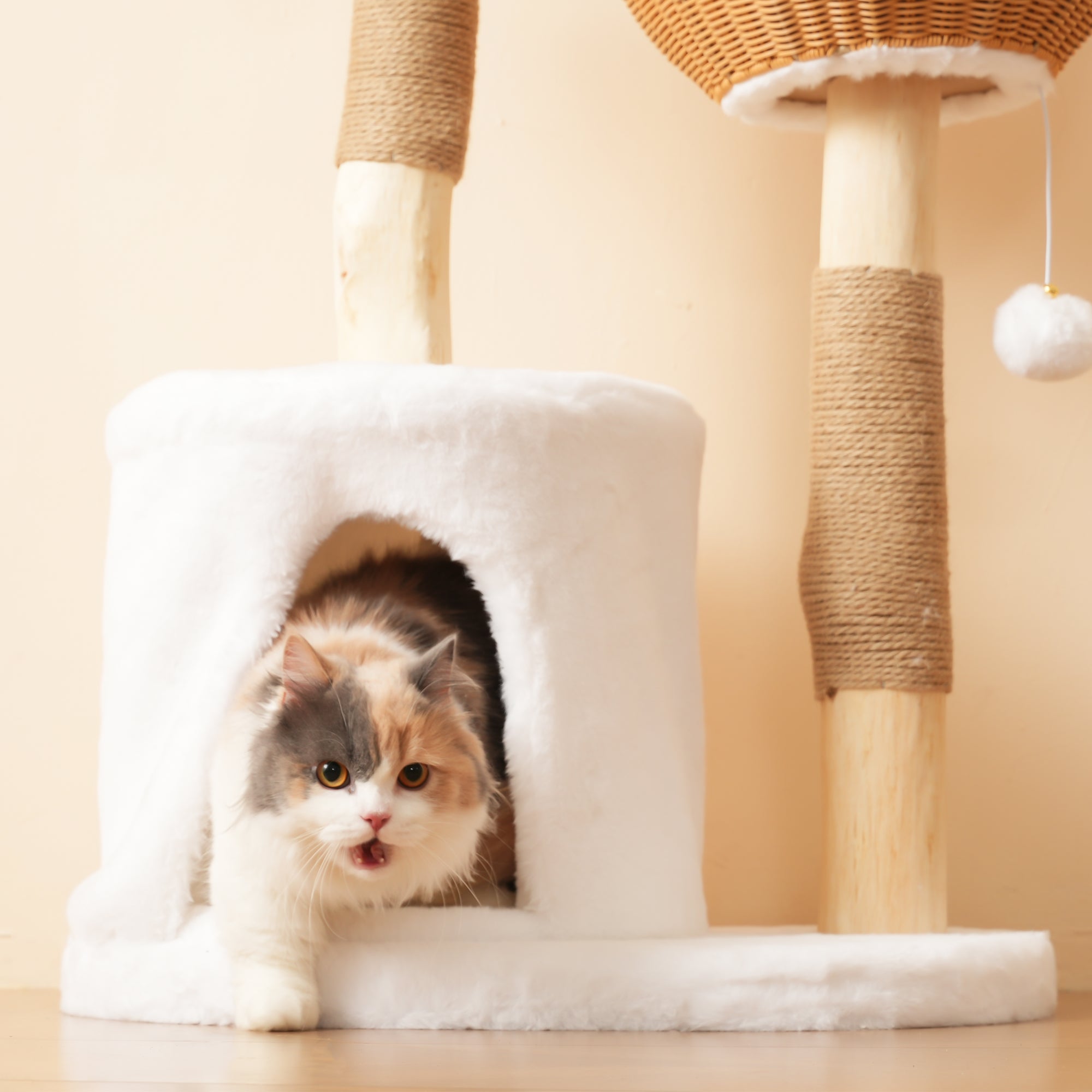 Arbre à chat avec 2 paniers et 1 niche - 60 x 42 x 108 cm - Bois massif et panier en PE - Naturel et blanc - 6