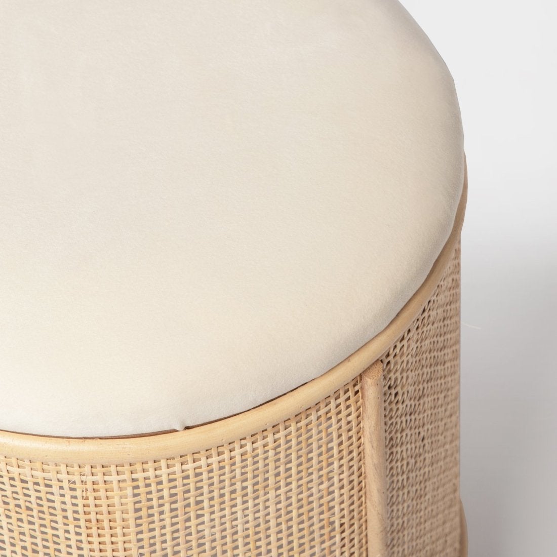 Pouf rotondo imbottito in velluto beige e rattan naturale Sure - 6