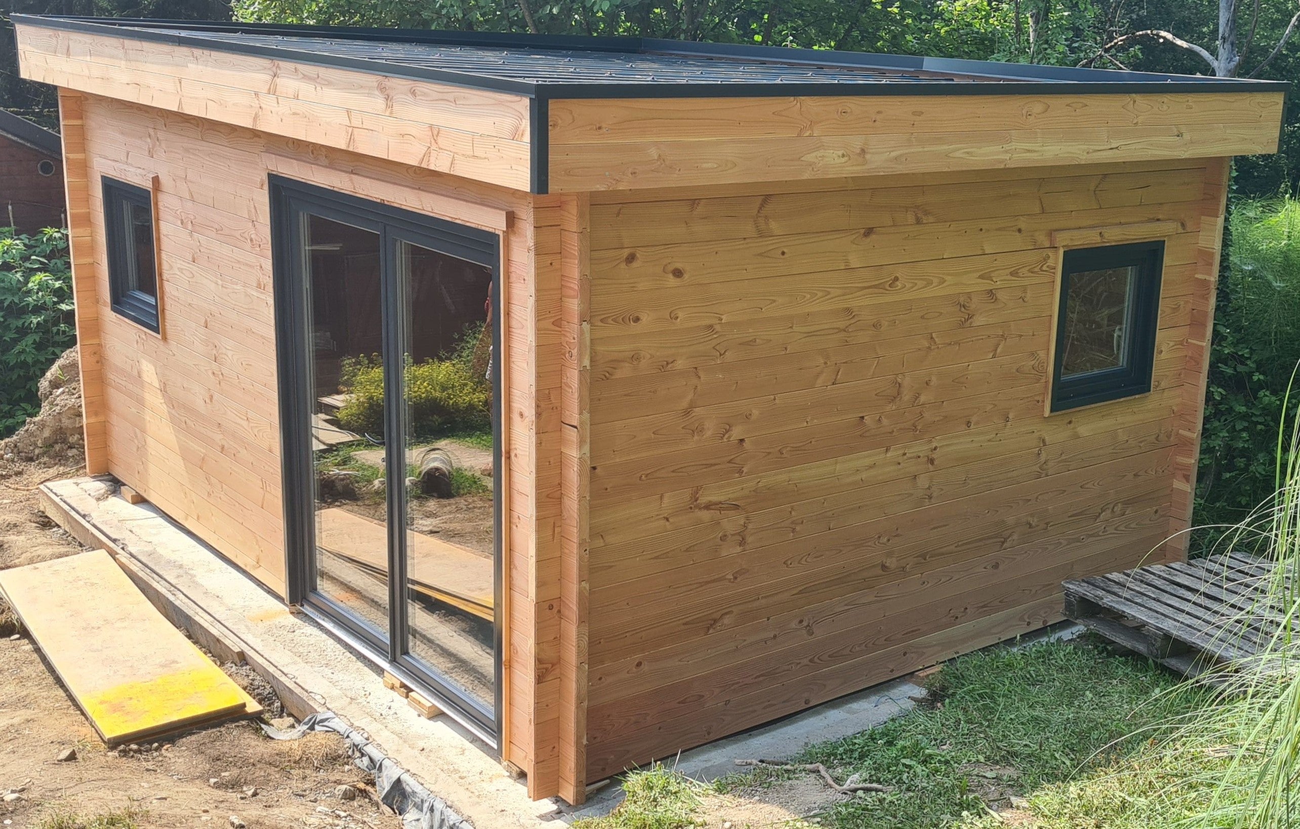 Studio de jardin NANTUA 20m² - Bois Douglas épaisseur 55mm - Baie vitrée Alu & Fenêtres PVC GROSFILLEX - Toiture Bacacier avec voliges - 3