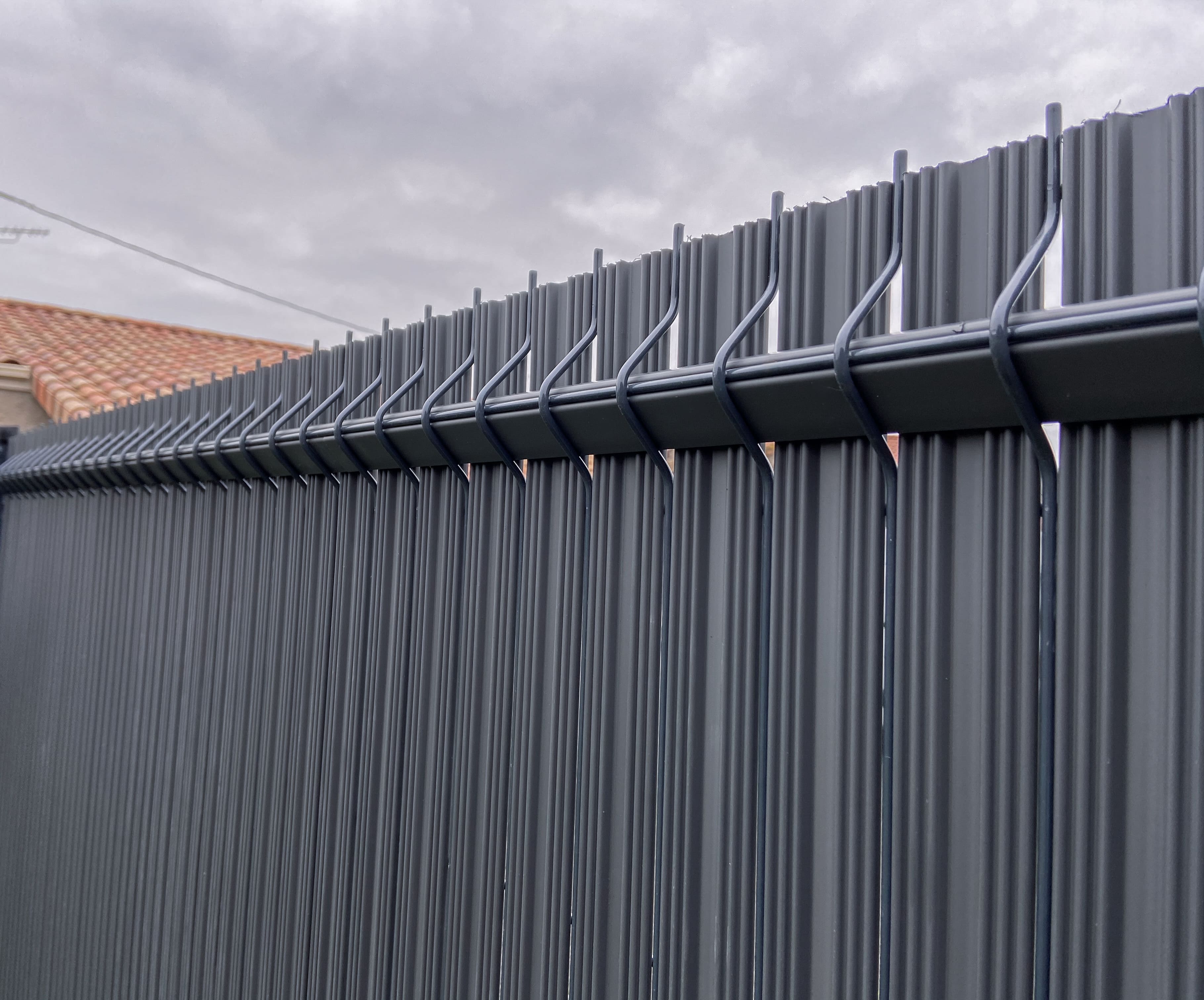 Kit occultant rigides - Lg 2m50 x Ht 1m93 - PVC - gris anthracite - compatible grille Natérial - brise vue - maille 200x55mm - 2