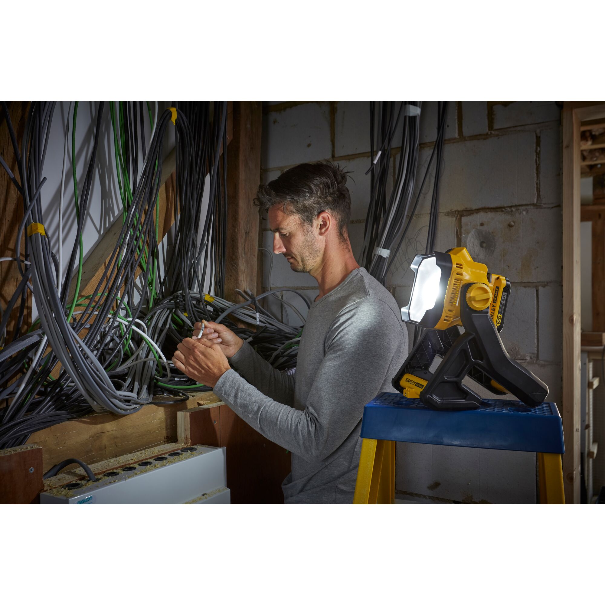 V20 Lampe Projecteur - Lithium 18V - Sans Batterie STANLEY FATMAX - SFMCL030B-XJ - 5