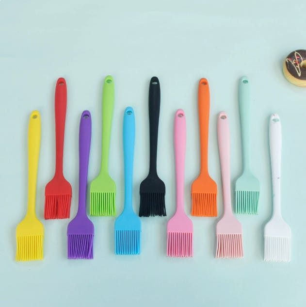 Royal Cuisine Set da cucina in silicone, 3 pezzi, rosso, pinze, spatola, spazzola per barbecue, manico in legno e resistente al calore, grigio/rosso Royal Cuisine Set da cucina in silicone, 3 pezzi, rosso, pinze, spatola, spazzola per barbecue, manico in legno e resistente al calore, grigio/rosso