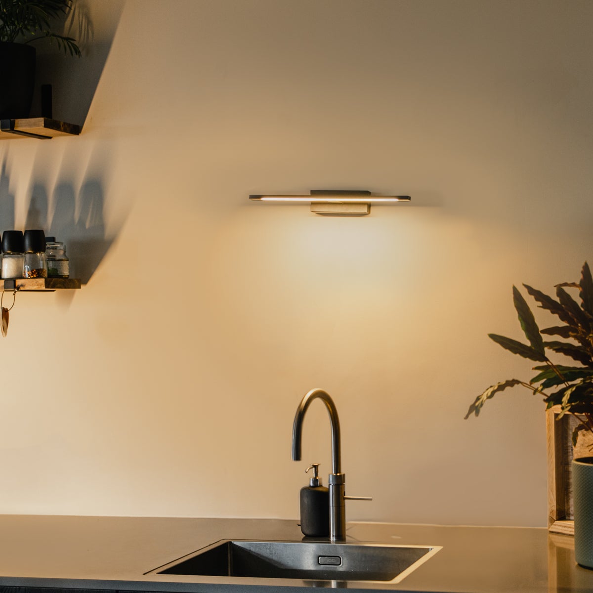 Qazqa moderne applique murale - Jerre - noir, led intégrée 22w incluse, Integrated led, 2700k, blanc chaud, 41.5cm, IP44, idéal - 2