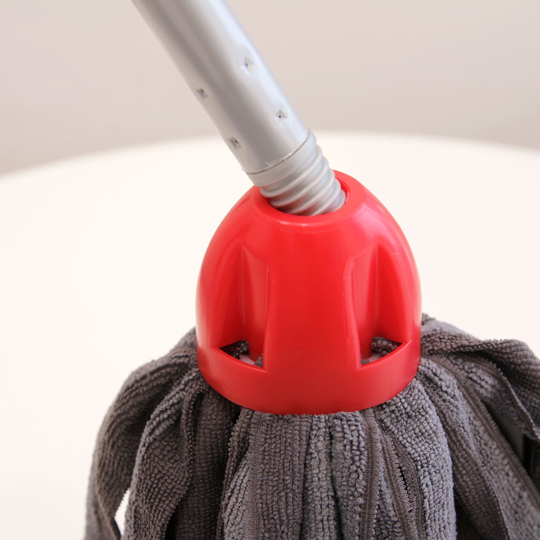 MAYA Fregona MAX PRO Tiras. Limpieza para Todo Tipo de Suelos. 100 % Microfibra. Super Absorbente y No Raya. Rosca Universal. (Rojo) - 6