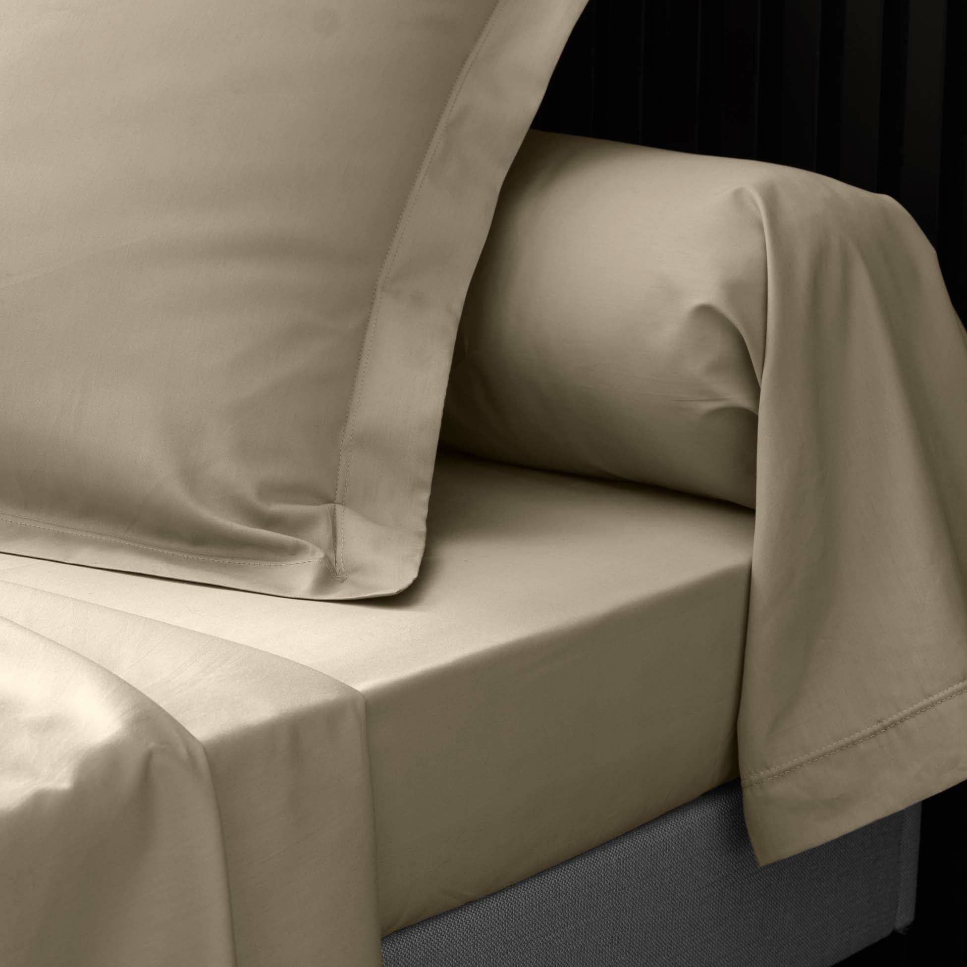 Parure de lit 240 x 220 cm – Percale de coton 78 fils – Sable – Qualité Hôtel – 2 taies 63x63 cm - 6