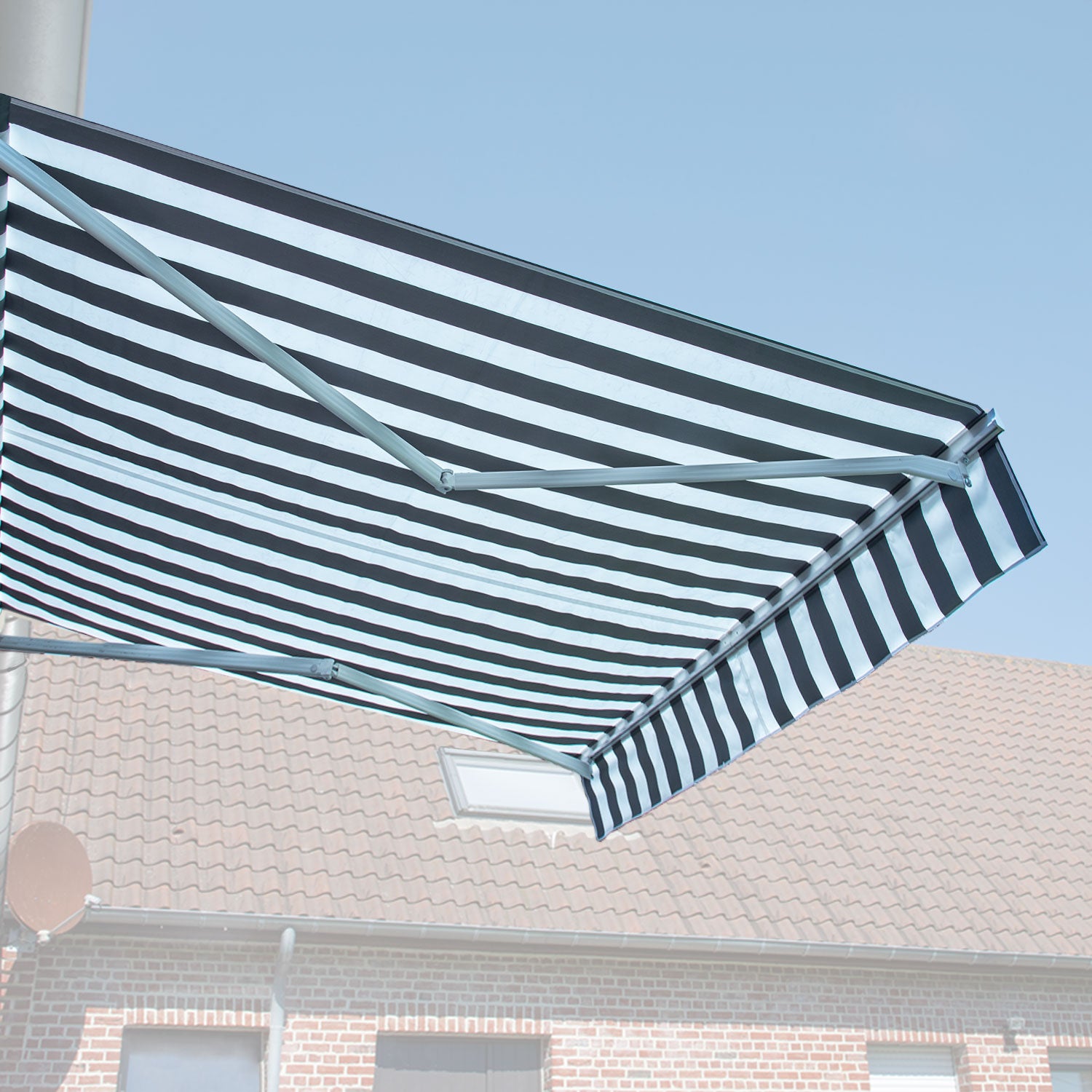 Store banne SAULE 2,95 × 2,5m avec semi-coffre - Toile rayée blanche/grise et structure blanche - 2