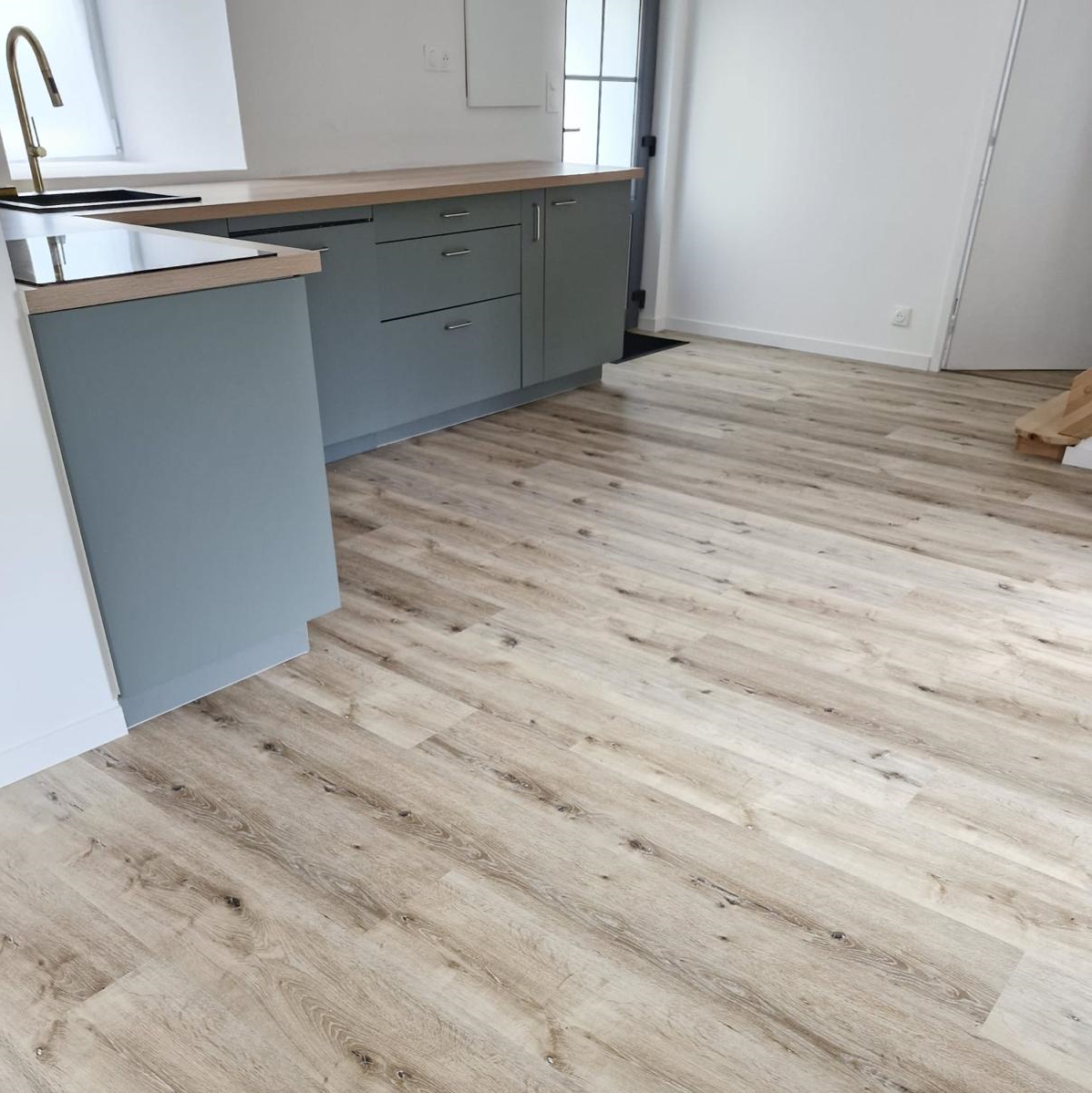 Sol PVC - Lames PVC clipsable avec sous couche intégrée- GARANTIE 20 ans- Epaisseur 5,5 mm - Imitation chêne clair - Dimensions L 122 cm x l 23 cm - 7